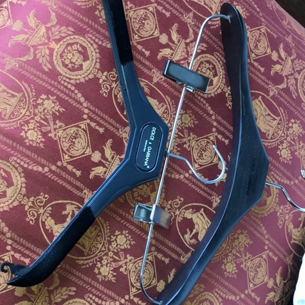 Dolce & Gabana hangers (2)